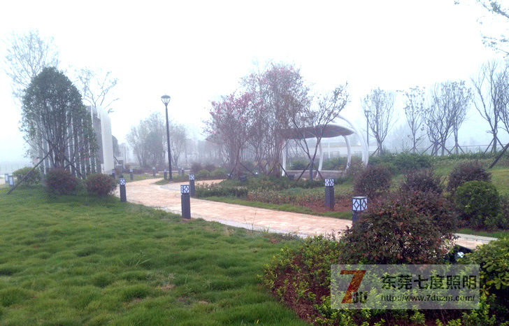 东莞麻豆电影在线观看照明草坪灯安装白天效果实景图片