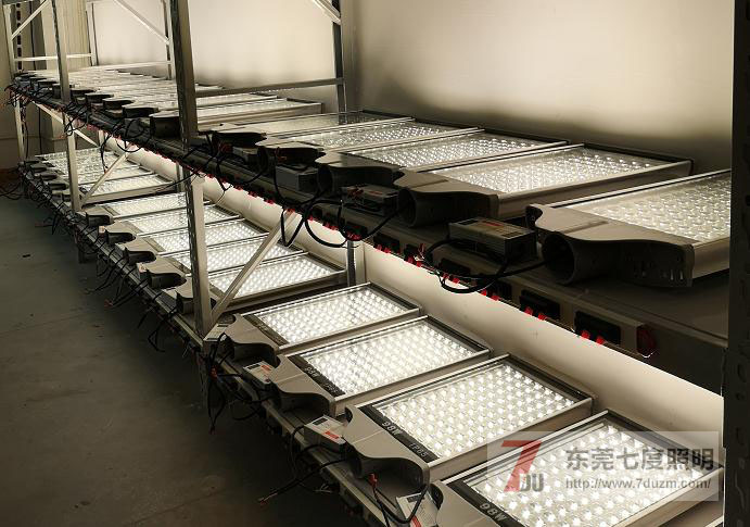 东莞麻豆电影在线观看照明大功率LED路灯老化效果照片