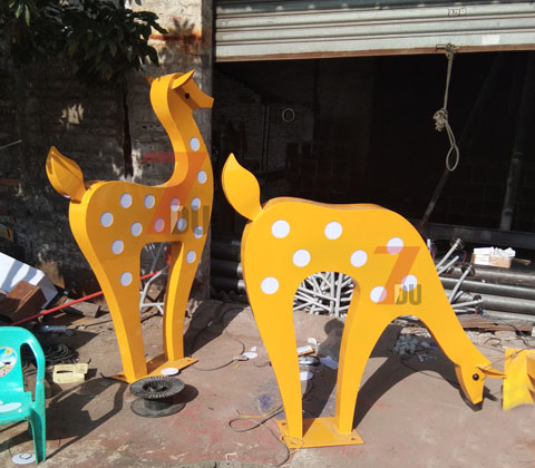 公园\广场梅花鹿造型久久久永久久久人妻精品麻豆生产实拍2