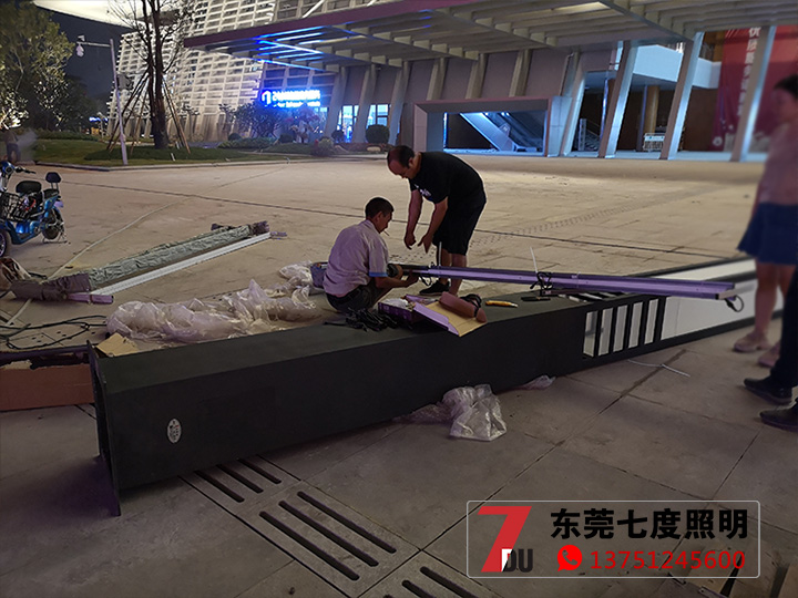 户外广场园林久久久永久久久人妻精品麻豆柱安装现场实拍