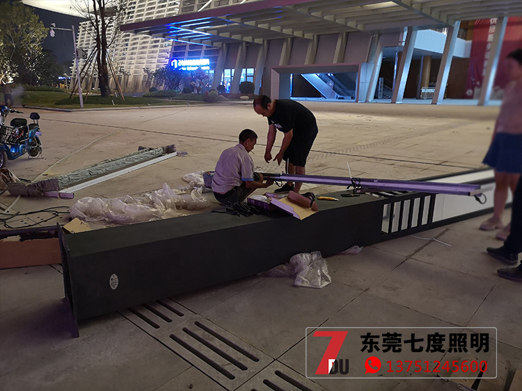 6米方形现代简约LED久久久永久久久人妻精品麻豆柱现场安装实拍图片