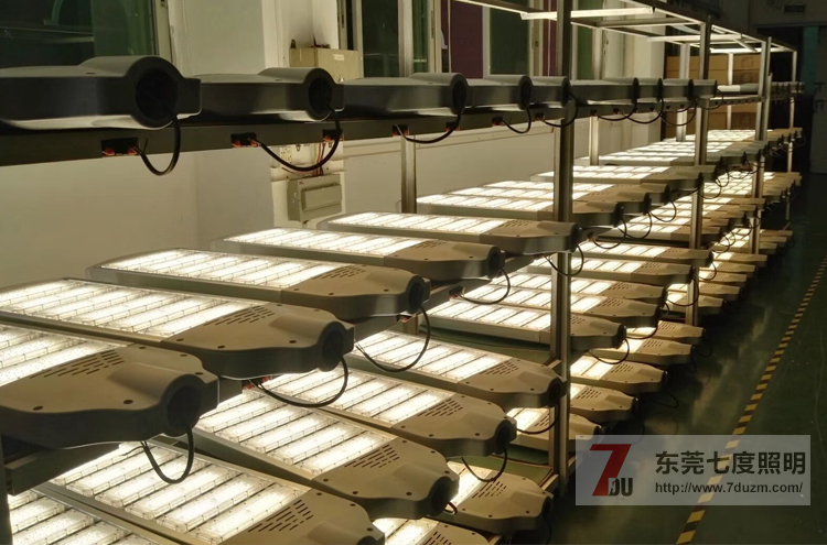 麻豆电影在线观看照明300W模组式大功率LED路灯头老化实拍