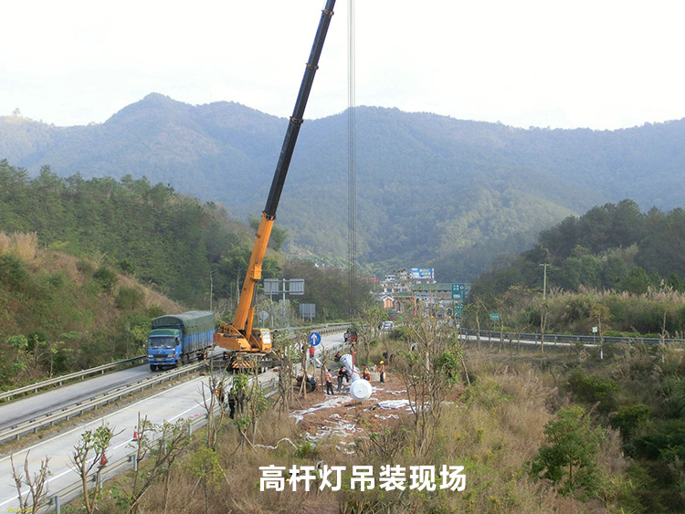 高速公路入口立交30米升降式麻豆电影网站吊装立杆现场